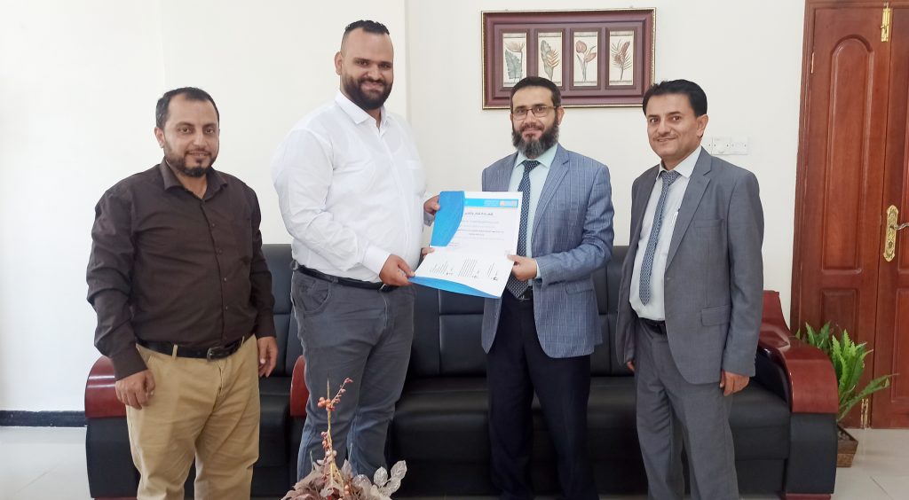 مدير فرع جامعة العلوم والتكنولوجيا بتعز يكرم المتميزين من الطلبة في أنشطة التسويق