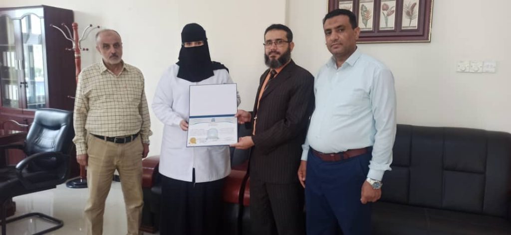 فرع جامعة العلوم والتكنولوجيا بتعز (الحوبان)  يسلم أول دفعة من شهادات الامتياز لقسم طب الأسنان.