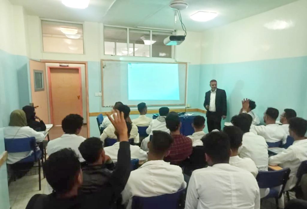 طلبة الصيدلة بفرع جامعة العلوم والتكنولوجيا بتعز يختتمون دورة 