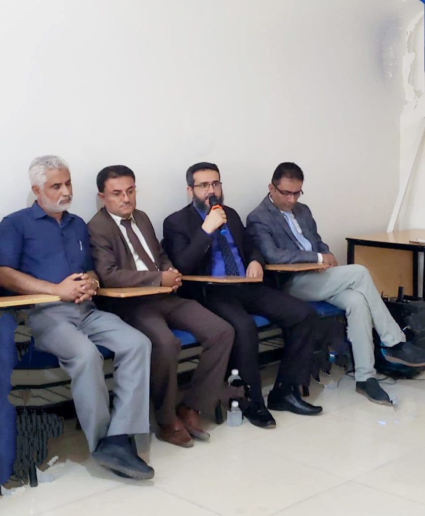 مدير فرع جامعة العلوم والتكنولوجيا بتعز يفتتح حلقة نقاشية حول الفرص الوظيفية لقسم الترجمة