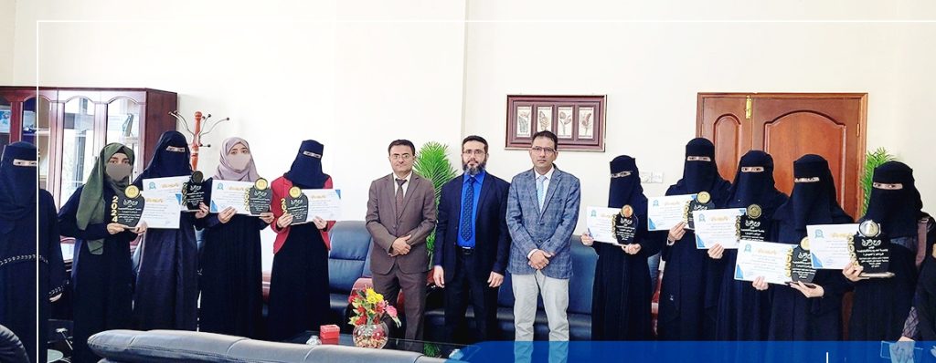 إدارة فرع جامعة العلوم والتكنولوجيا بتعز تكرم أوائل الطلبة بمختلف الأقسام والمستويات