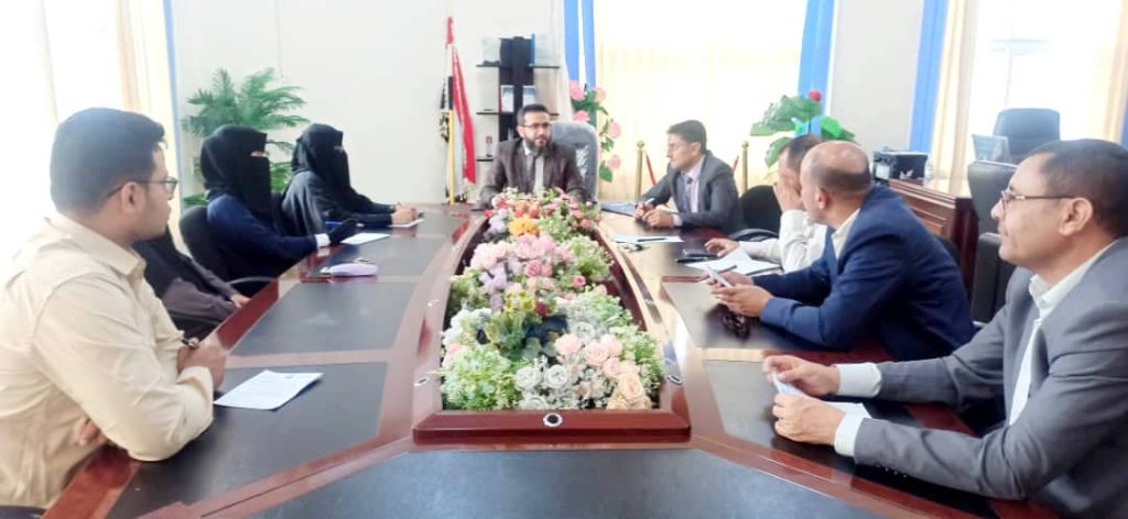 مدير فرع جامعة العلوم والتكنولوجيا بتعز يعايد الموظفين ويدشن الدوام باجتماع للجنتي التسجيل والتسويق