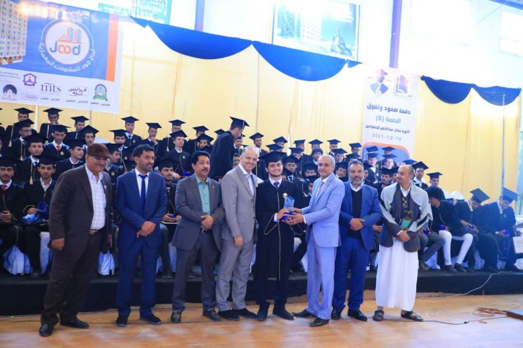 جامعة العلوم والتكنولوجيا ترعى حفل تخرج ثانوية عبد الناصر للمتفوقين وتعلن منح الأول على الجمهورية مقعد مجاني