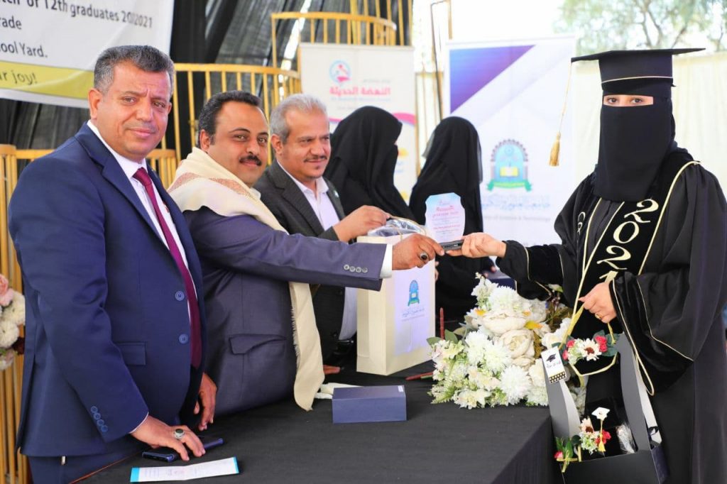 جامعة العلوم والتكنولوجيا ترعى حفل تخرج طالبات قسم الانجليزي بمدارس النهضة الحديثة