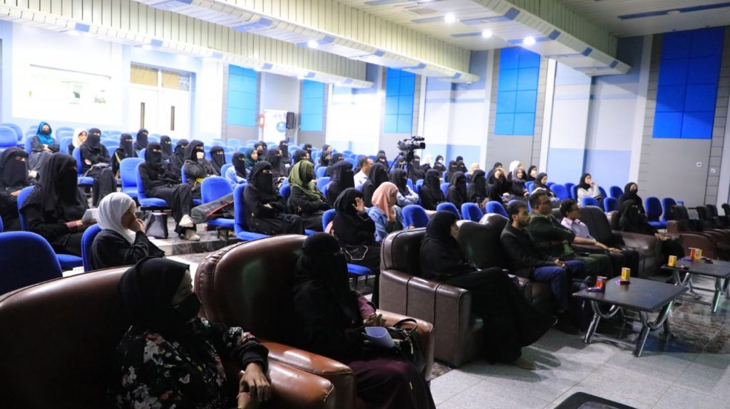 كلية الحاسبات تقيم سمنار علمي لطلبة الكلية حول 