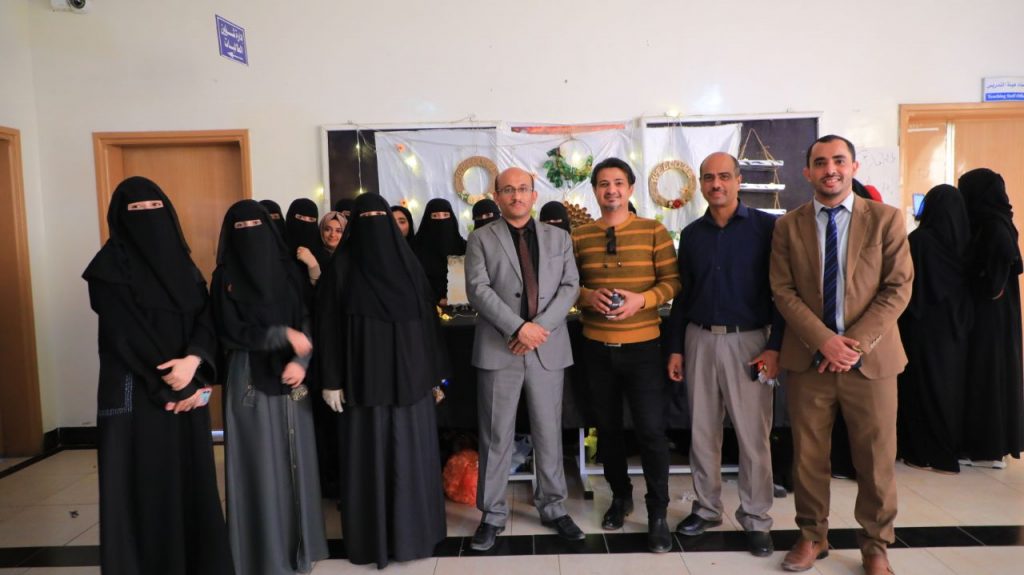 عميد الحاسبات يفتتح معرض التفكير الابداعي لطالبات المستوى الثاني جرافيكس بفرع الطالبات