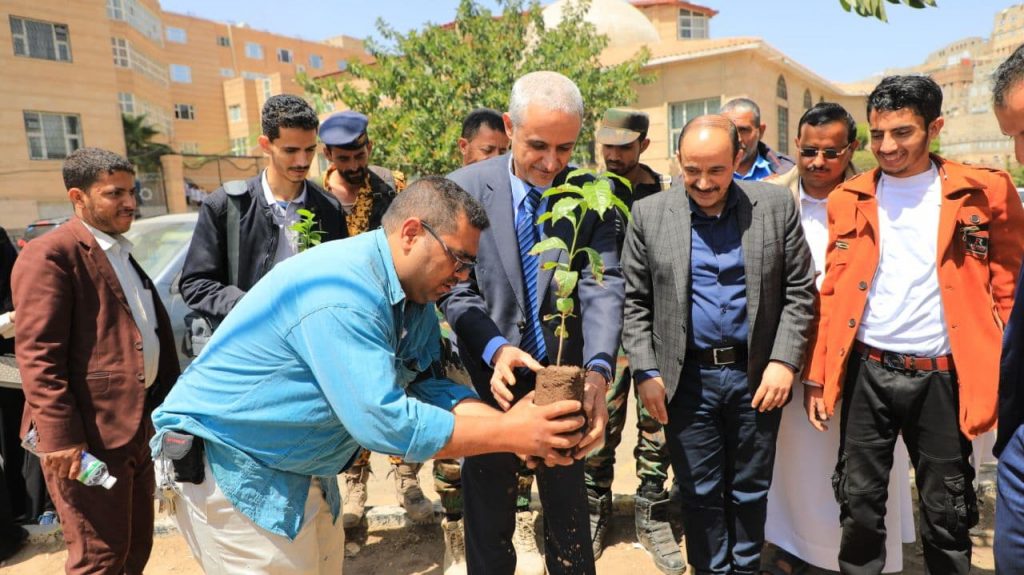 تدشين زراعة شجرة البن في ساحات ومرافق جامعة العلوم والتكنولوجيا