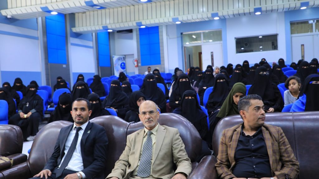 نائب رئيس الجامعة يعايد موظفات فرع الطالبات ويشيد بتميز أداءهن