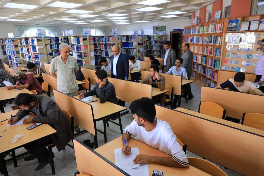 رئيس الجامعة يتفقد سير العملية الامتحانية النهائية للفصل الدراسي الثاني2022/2021م.