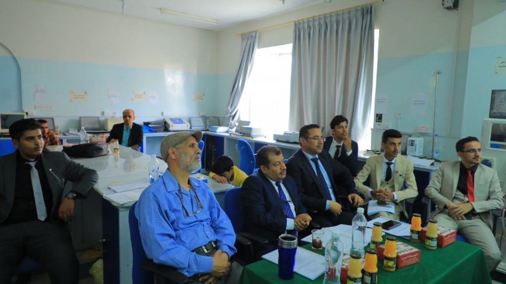 خريجون من برنامج الهندسة الطبية يصممون جهازين طبيين للكشف عن سوائل الرئة ومساعدة مرضى كورونا   