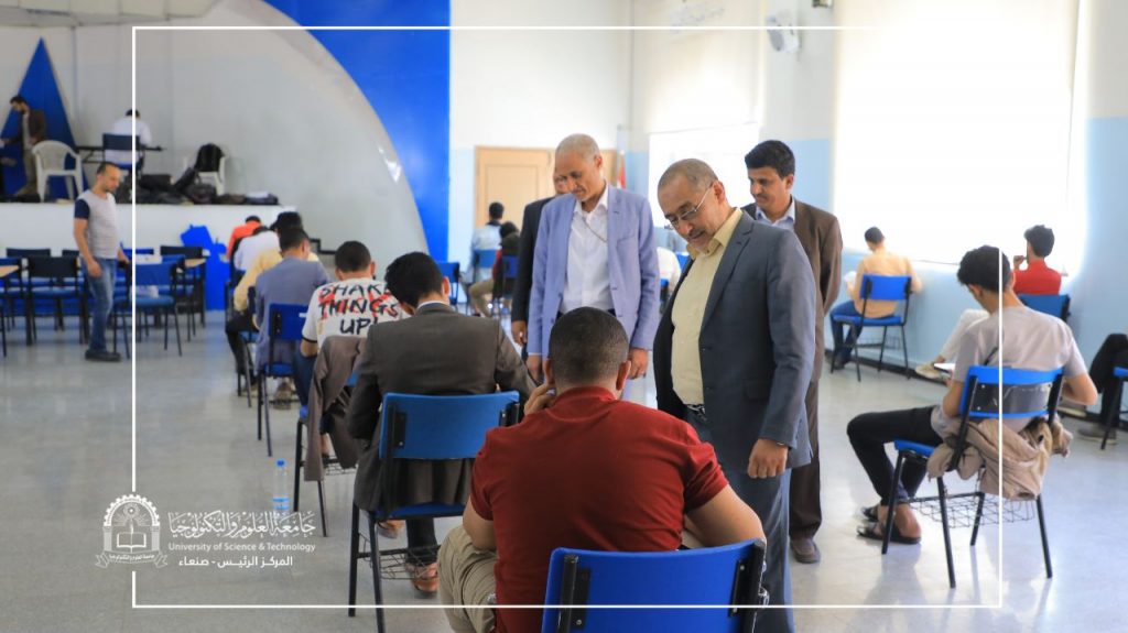 رئيس الجامعة يتفقد سير العملية الامتحانية لطلاب الطب والجراحه 