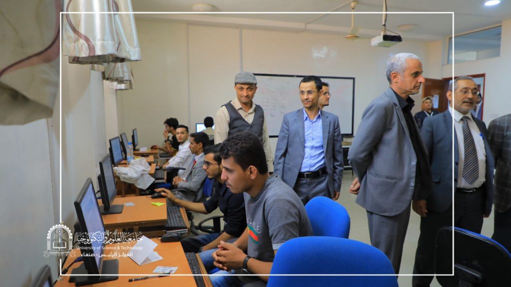 رئيس الجامعة يتفقد سير امتحانات القبول في كلية الطب والعلوم الصحية