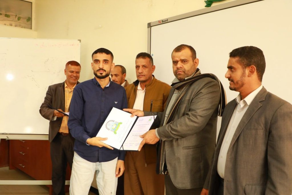 نائب رئيس الجامعة يكرم طلبة الصيدلة بفرع تعز في إختتام دورة التحليل الدوائي بصنعاء