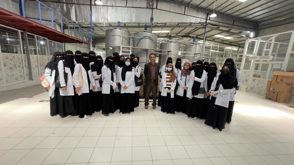 زيارة علمية لطالبات التغذية العلاجية والحميات بالجامعة إلى مصنع رواب للمنتجات الغذائية