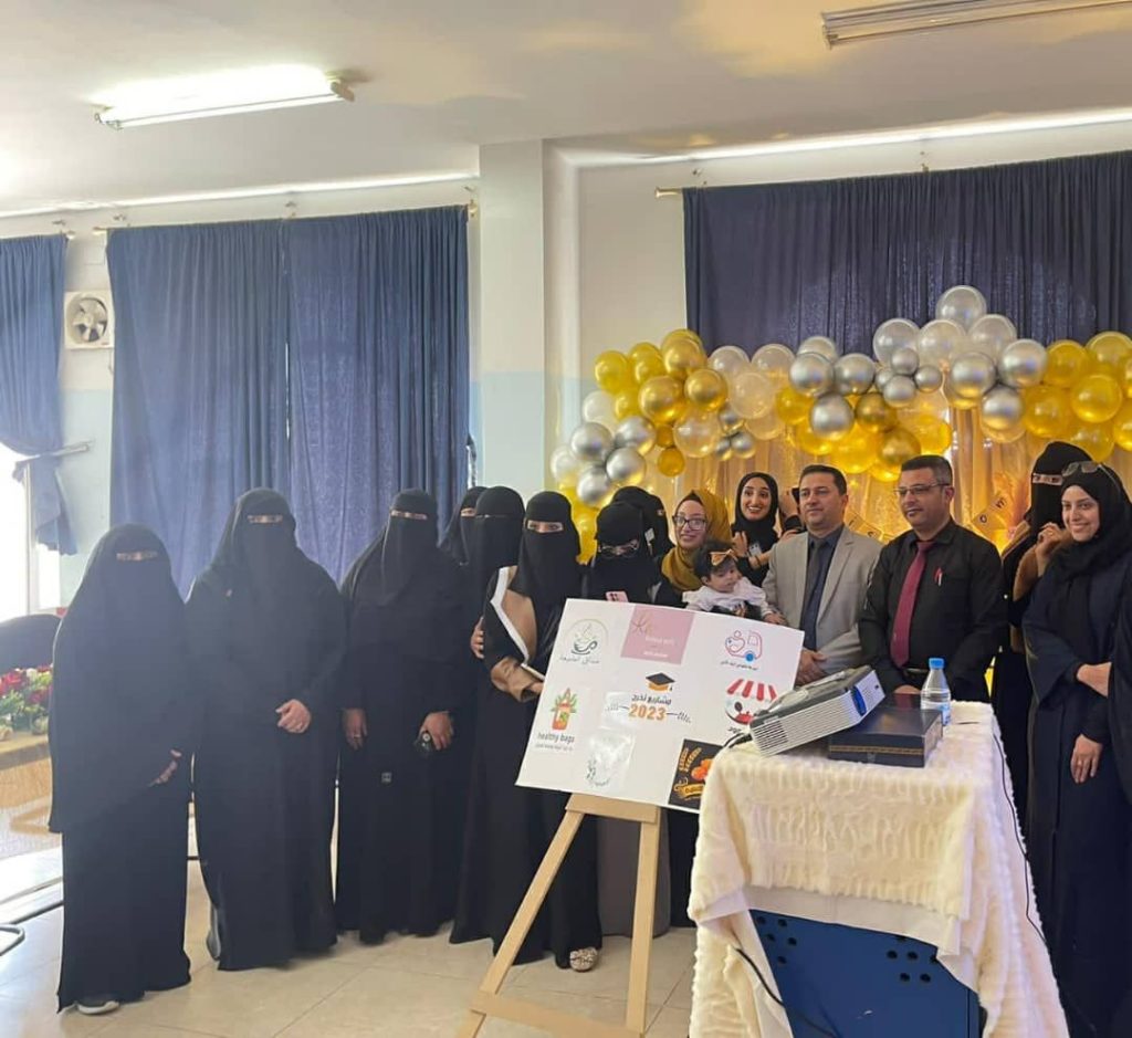  نائب رئيس الجامعة يدشن مناقشة مشاريع التخرج لطلبة كلية العلوم الإدارية