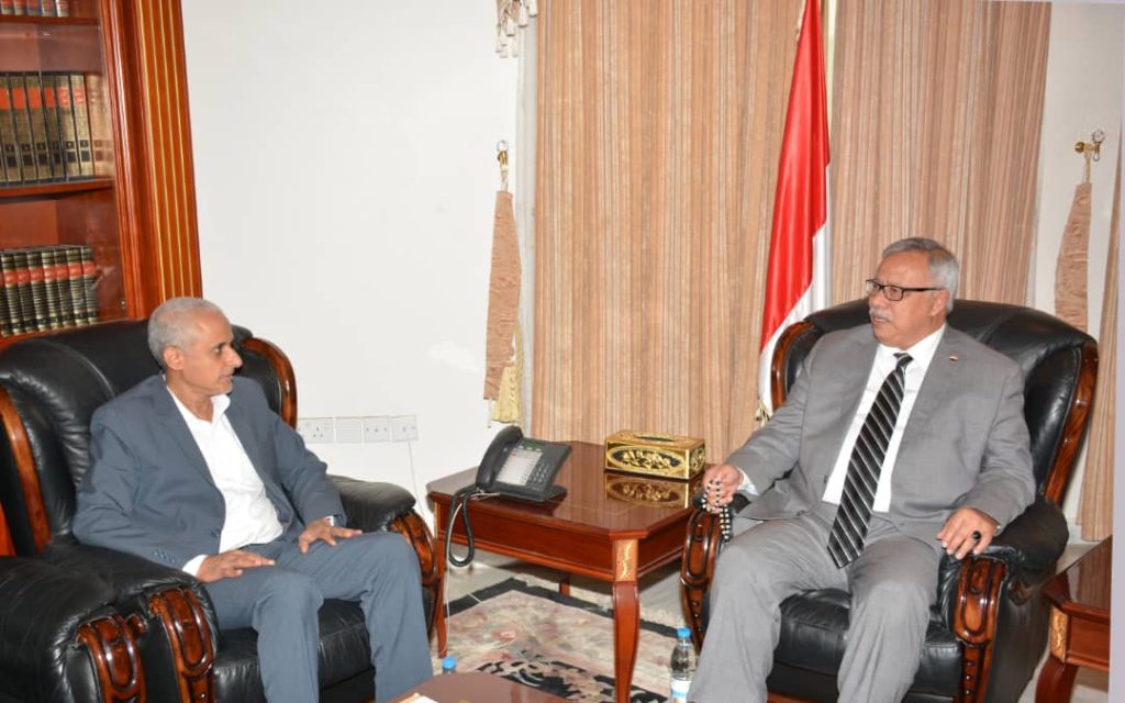 رئيس الوزراء يلتقي رئيس جامعة العلوم والتكنولوجيا ويؤكد حرص الحكومة على إسناد مؤسسات التعليم العالي
