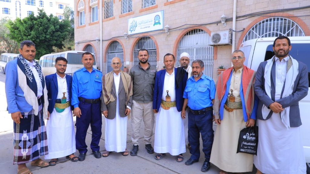 نائب رئيس الجامعة يعايد موظفي الأمن والخدمات المناوبين خلال اجازة عيد الأضحى المبارك