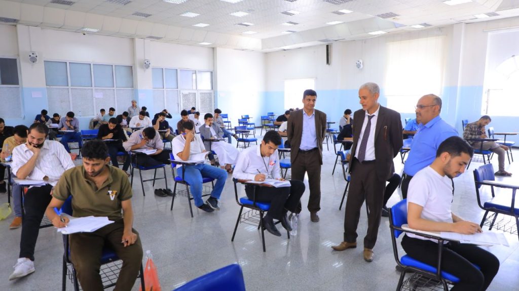 رئيس الجامعة يتفقد سير العملية الامتحانية النهائية لاختبارات البكالوريوس طب جراحة والدور التكميلي.