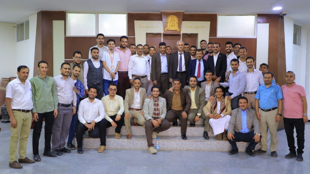 رئيس الجامعة يشيد بالانضباط الوظيفي للموظفين في أول أيام الدوام الرسمي