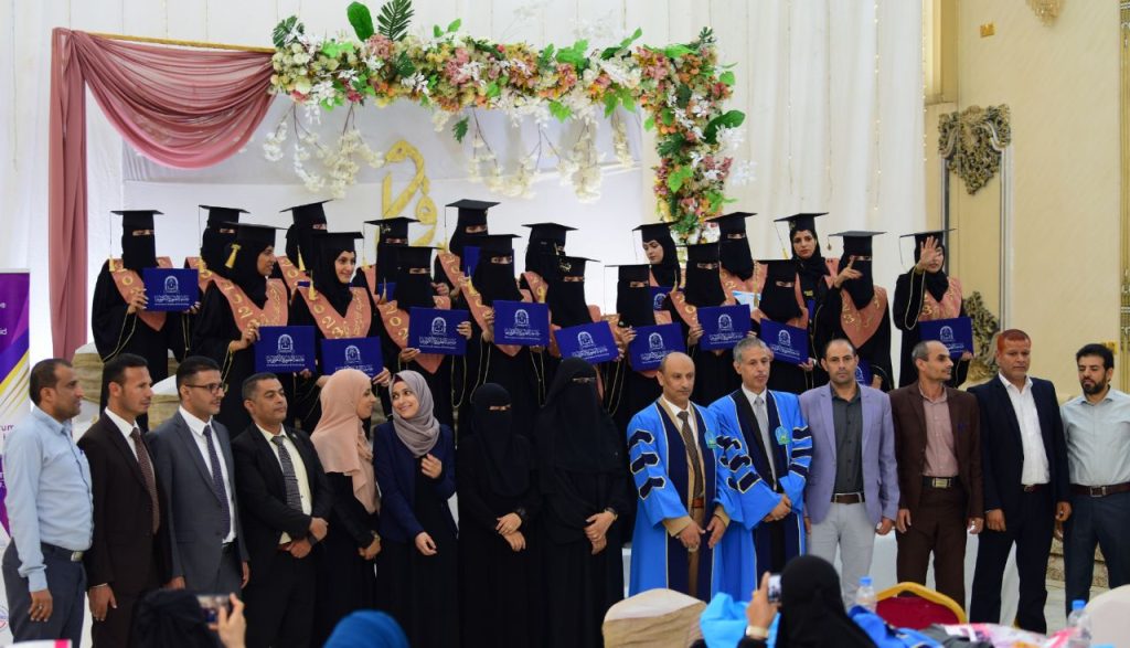 جامعة العلوم والتكنولوجيا تحتفي بتوديع دفعة جديدة من طالبات كلية الصيدلة