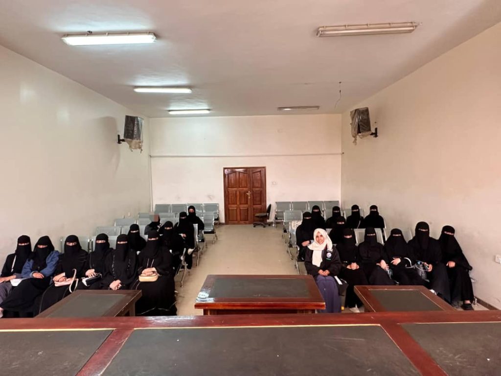 زيارة علمية لطالبات الشريعة والقانون بجامعة العلوم والتكنولوجيا إلى المحكمة التجارية الإبتدائية بصنعاء