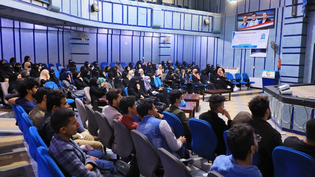 كلية طب الأسنان تنظم دورة تدريبية لطلبة الامتياز والمستوى الخامس حول جراحة اللثة التجميلية