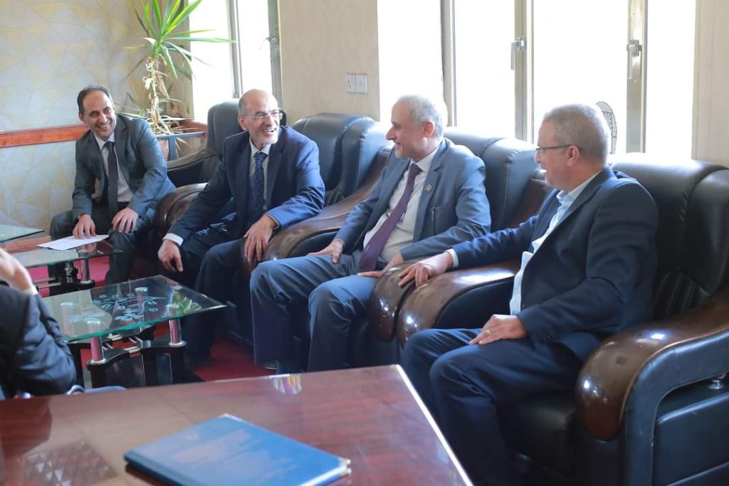 رئيس الجامعة ونائبه يزوران جامعة إب ويناقشان مع رئاسة الجامعة سبل تعزيز التعاون والشراكة بين الجامعتين