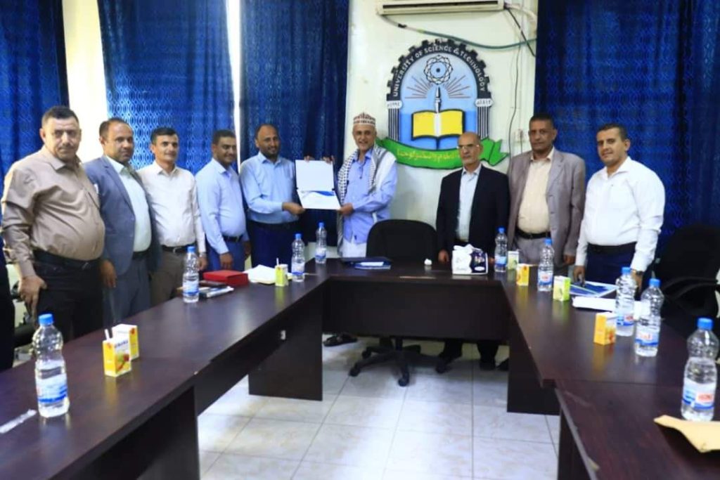 رئيس جامعة العلوم والتكنولوجيا يكرم عميد الكلية التطبيقية بالحديدة