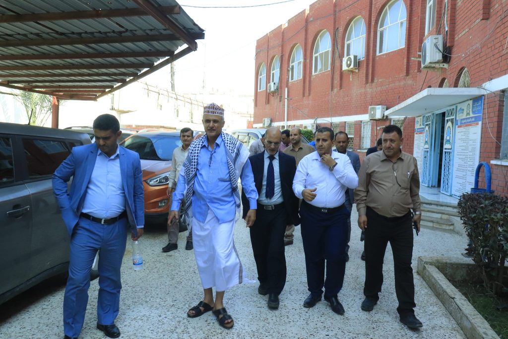 رئيس الجامعة يزور فرع الحديدة
