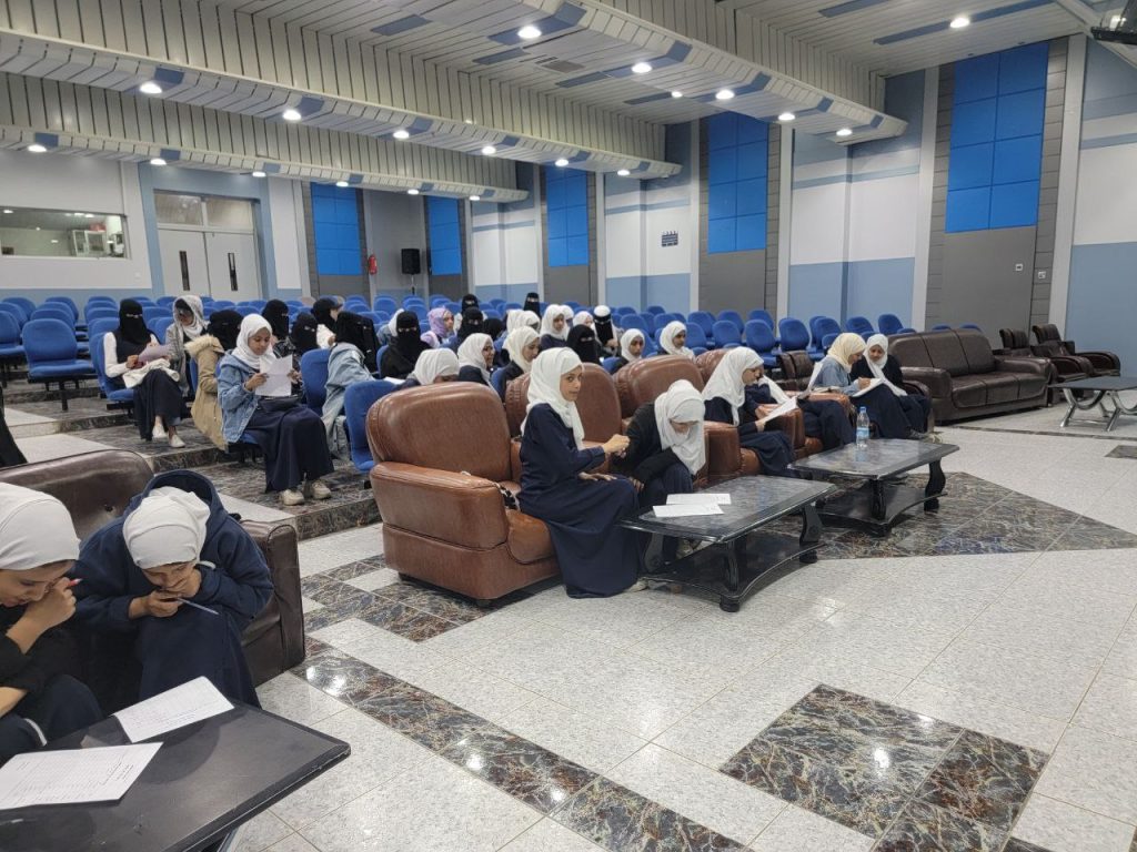 جامعة العلوم والتكنولوجيا تستقبل عدداً من الزيارات المدرسية لطلبة المرحلة الثانوية بمدارس العاصمة