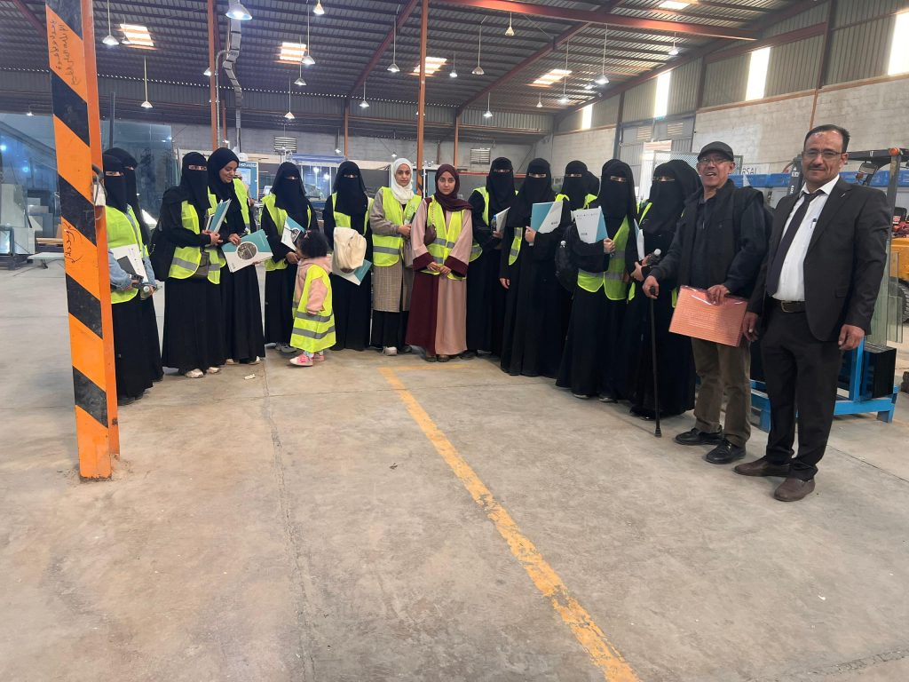 طالبات هندسة التصميم الداخلي بجامعة العلوم والتكنولوجيا في زيارة ميدانية إلى مصنع العالمية