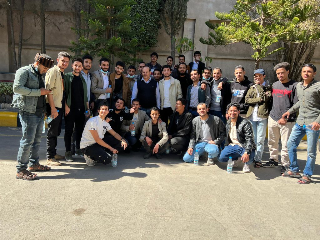 طلاب هندسة الميكاترونكس والتحكم الآلي في جامعة العلوم والتكنولوجيا ينفذون زيارة ميدانية إلى مصنع شملان بصنعاء