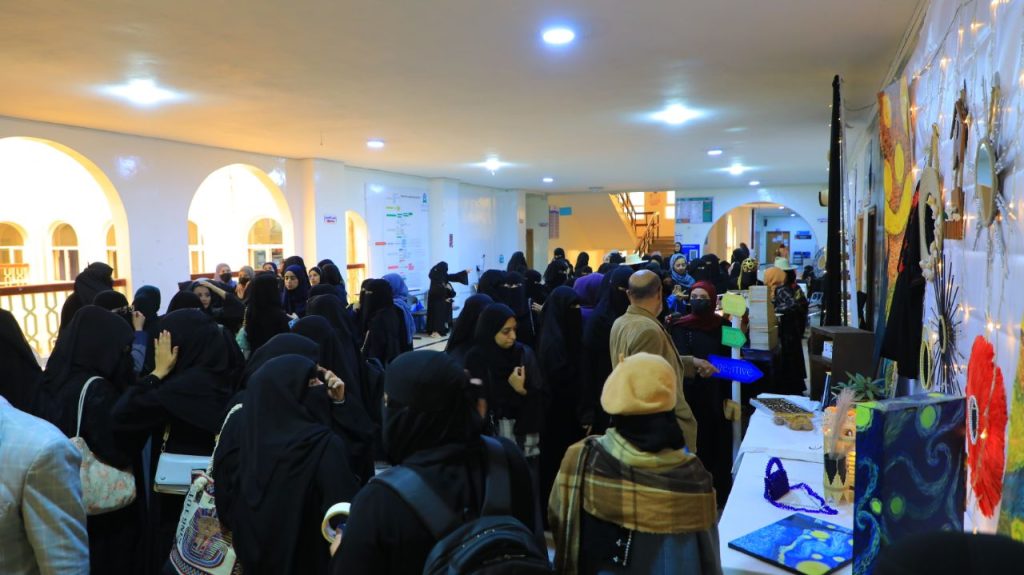 عميد كلية الحاسبات وتكنولوجيا المعلومات يفتتح معرض 