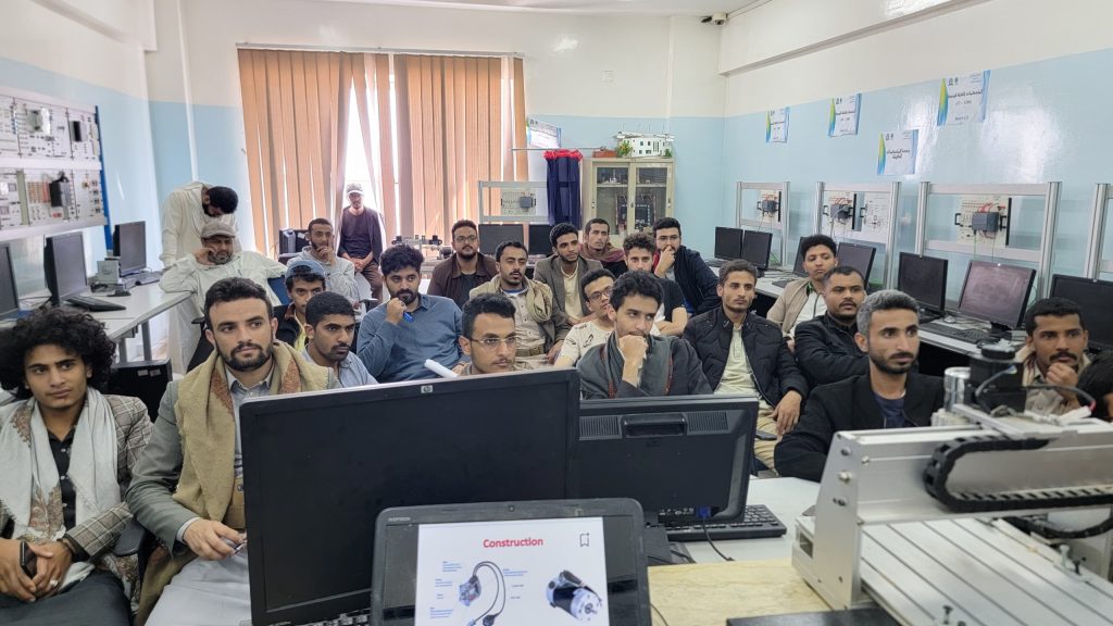 جامعة العلوم والتكنولوجيا تطلق دورات تدريبية تخصصية في هندسة الميكاترونكس لإعداد الطلاب لسوق العمل