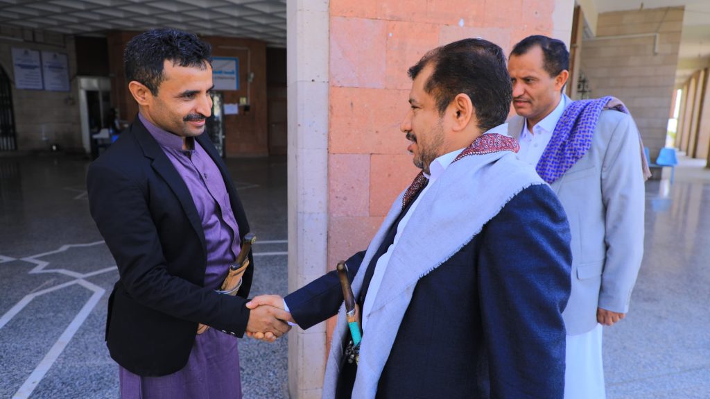 مساعد رئيس الجامعة يعايد موظفي الأمن والخدمات المناوبين خلال اجازة عيد الأضحى المبارك