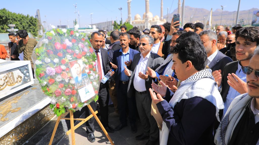 زيارة رئيس ومنتسبي جامعة العلوم والتكنولوجيا الى ضريح الرئيس الشهيد صالح الصماد وروضة الشهداء