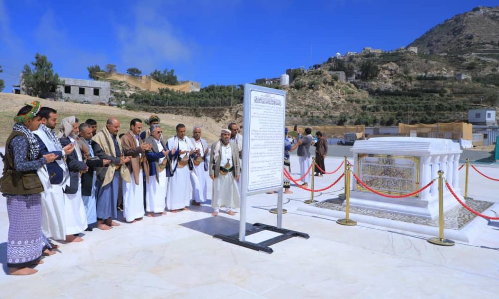 رئيس الجامعة يزور مقام الشهيد القائد حسين بدرالدين الحوثي ويؤكد على أهمية التمسك بالمشروع والسير على نهجه