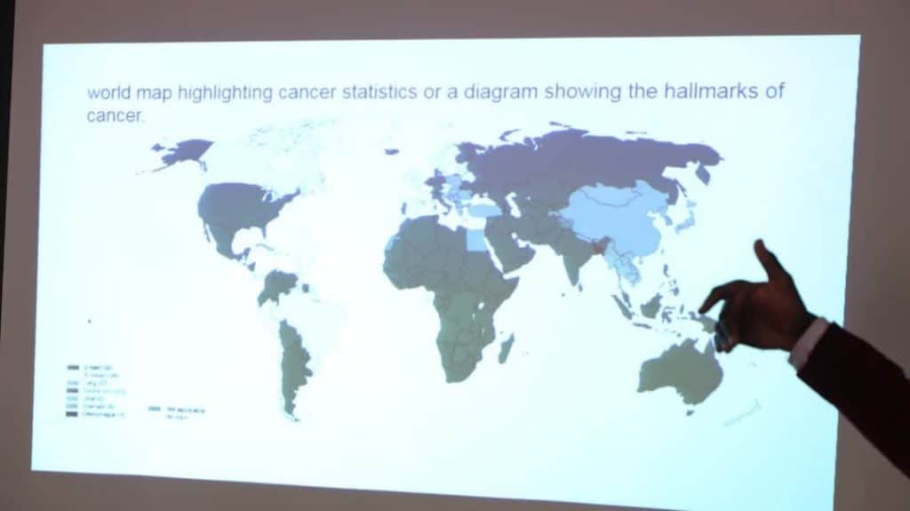 مناقشة مشروع تخرج لطلاب المختبرات الطبية حول تأثيرات العلاج الكيميائي على خلايا الدم
