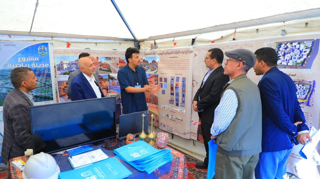 عميد كلية الهندسة يشيد بمشاريع طلبة الكلية في معرض البناء والإنشاءات الخامس بصنعاء
