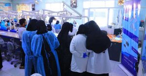 اختتام دورة "فن علاج عصب الأسنان" وإطلاق سلسلة برامج تدريبية متخصصة لطلبة الأسنان - جامعة العلوم والتكنولوجيا جامعة العلوم والتكنولوجيا -