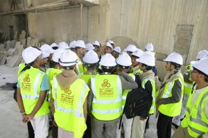 الهندسة المدنية تنظم زيارة ميدانية لطلابها إلى مصنع الراعبي للرخام والجرانيت والأحجار - جامعة العلوم والتكنولوجيا المركز الرئيسي - صنعاء جامعة العلوم والتكنولوجيا المركز الرئيسي - صنعاء -
